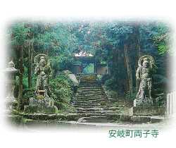 国東半島の中心に位置する、霊峰両子寺の山門